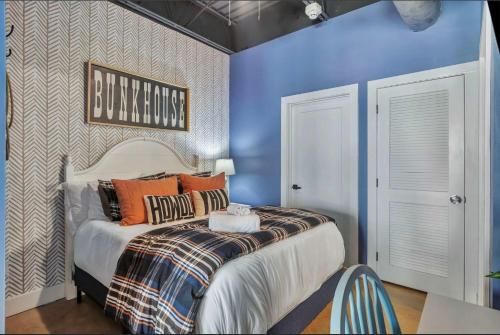 a bedroom with blue walls and a bed with orange pillows at New Studio- 2 beds 7 mins to DT in Nashville