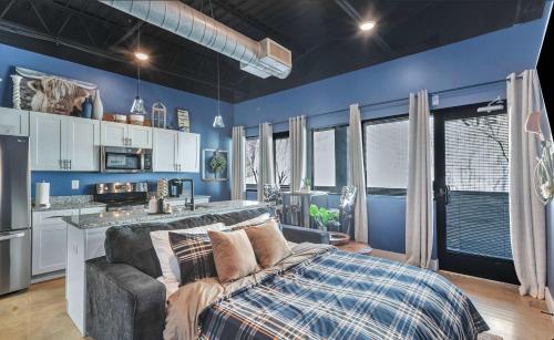 a bedroom with blue walls and a bed and a kitchen at New Studio- 2 beds 7 mins to DT in Nashville