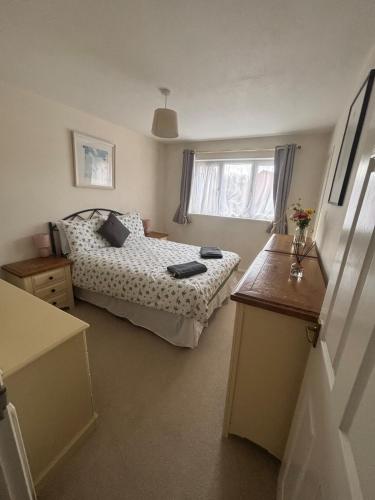a small bedroom with a bed and a window at Cosy 2bed house in Oxford, sleeps 4 and a baby in Oxford