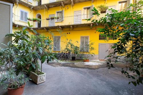 La Vecchia Milano-Les Nubles Vannucci - Il Ballatoio e Il Cortile