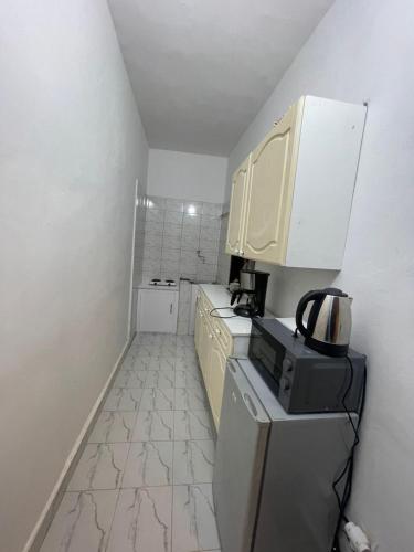 una piccola cucina con frigorifero e microonde di Appartement 03E a Dakar