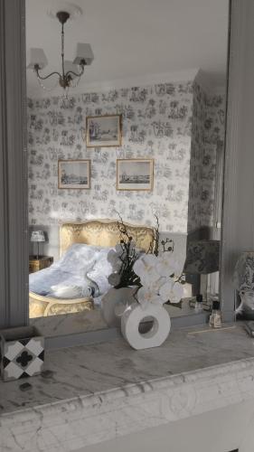 a bedroom with a bed with a toilet in it at Le Cottage des chats in Beaulieu-sur-Loire