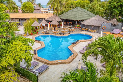 Piscina a Kombo Oasis o a prop