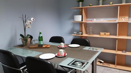 ein Esszimmer mit einem Tisch und Stühlen in der Unterkunft Ferienapartment Schlosser in Diez