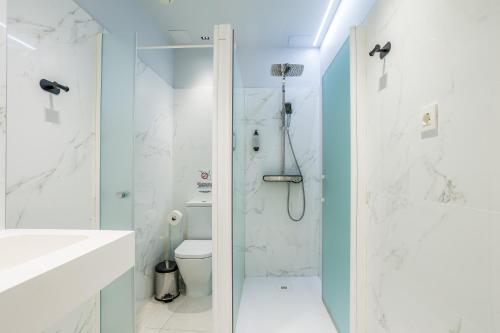 a bathroom with a shower and a toilet at BaruHaus GRUPOS Alea ALOJAMIENTO COMPLETO in León