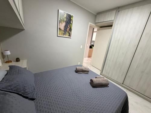 a bedroom with a bed with two towels on it at Recanto das Colinas II in Espirito Santo Do Pinhal