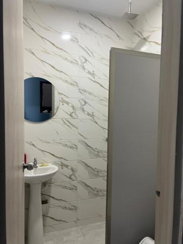 a white bathroom with a sink and a mirror at Edificio Buenos Aires apartamento 304 moderno Sincelejo in Sincelejo