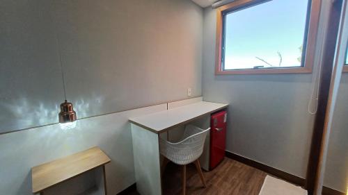 a small kitchen with a counter and a window at Riviera Sanary 1207 Nova Almeida in Serra