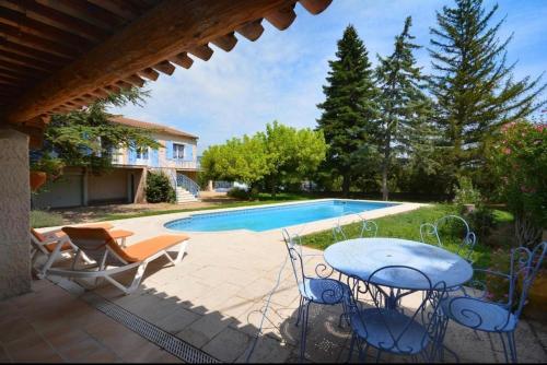 Les Volets Bleus Provençal house with pool