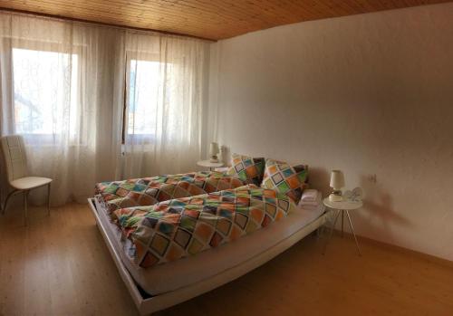 sala de estar con sofá y 2 ventanas en Appartement Rietli, en Triesenberg