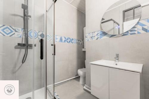 un bagno con doccia, WC e lavandino di Dans les combles d'Eugène a Lens