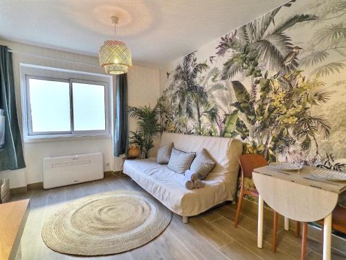 a living room with a couch and a table at CARANCO - Port et Plage à Pied, AC, WiFi, Parking Inclus in Cassis