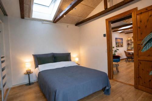 a bedroom with a bed in a room with a window at Skylight Lodge - Private Terrace, Free Parking & Walk to City in Horsens