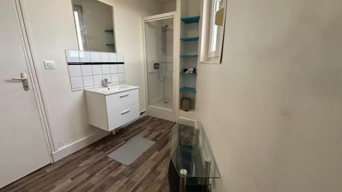 Duplex 4p Arras في أراس: حمام مزود بحوض ومِرآة