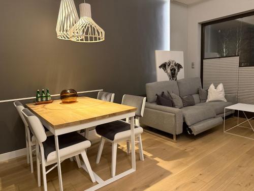 Premium Tolkiena House Mokotów 2- bedrooms & living room, terrace with garden, free underground parking & free high-speed Wi-Fi