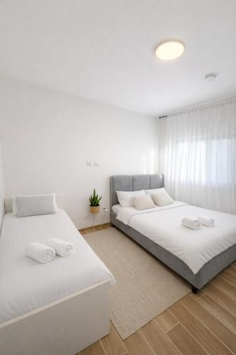 two beds sitting next to each other in a bedroom at נוף לחרמון דפנה in Dafna