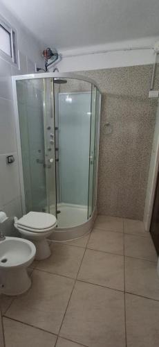 a bathroom with a glass shower and a toilet at El limonero in Paso de los Libres