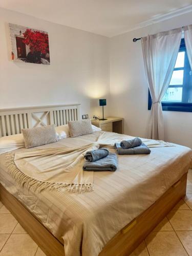 3 bedroom, heated pool, free parking