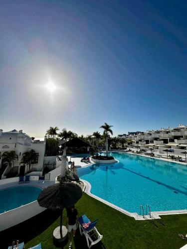 3 bedroom, heated pool, free parking