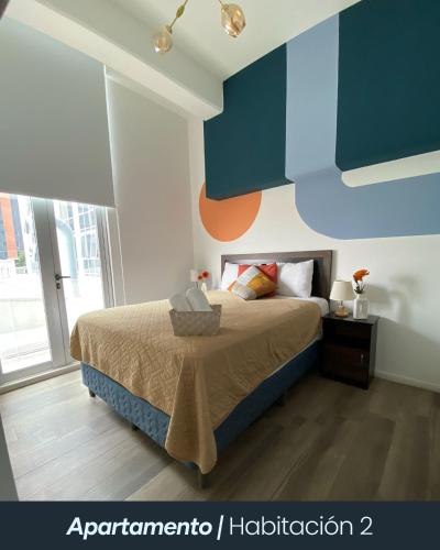 a bedroom with a bed and blue cabinets at Narama 1 - Apartamento cerca del aeropuerto - Zona 13 de la Ciudad de Guatemala in Estación Pamplona