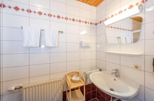 Kylpyhuone majoituspaikassa Hotel am Sonnenhügel
