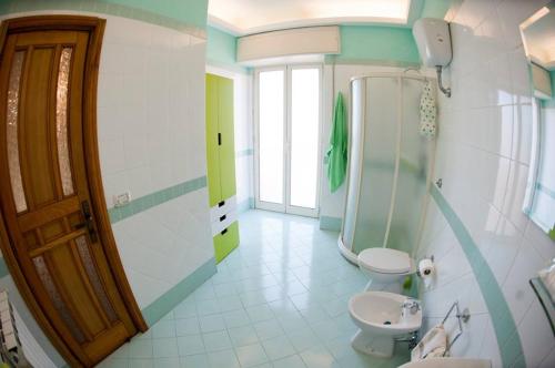 ナポリにあるO' Paese E Masanielloのバスルーム(トイレ、洗面台、シャワー付)