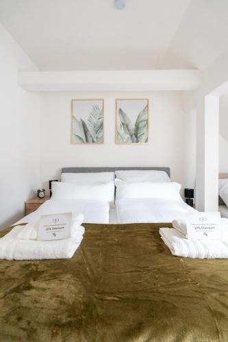 a bedroom with two beds with white pillows at COY Apartments Kapfenberg - Spacious Stays for Companies, Groups & Workers in Kapfenberg