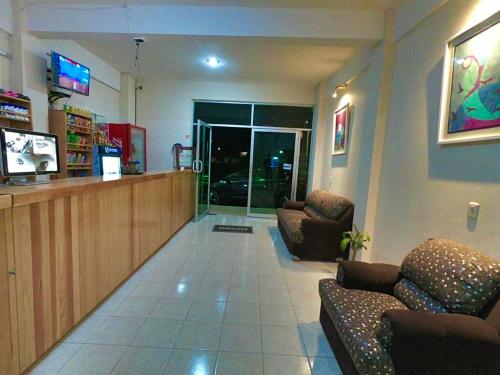 a waiting room with two couches and a lobby at Hotel MERLI in Asunción Nochixtlán