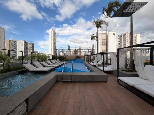 Una piscina en la azotea de un edificio con vistas al horizonte de la ciudad. en Centro Compact Life, en Goiânia