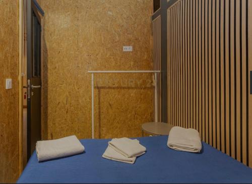 a room with a blue table with towels on it at Portela Room in Carnaxide