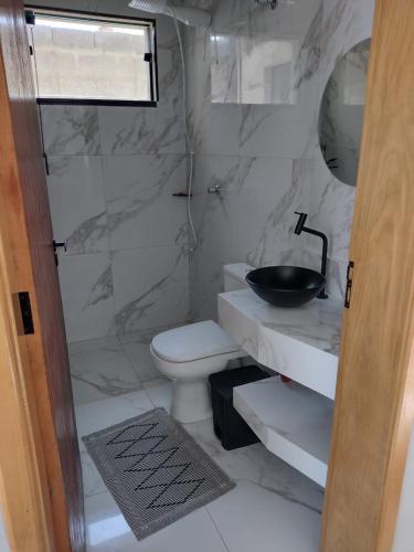 a bathroom with a shower and a toilet and a sink at Área de Lazer Portal da Canastra in Delfinópolis