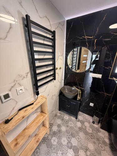 a bathroom with a sink and a mirror at Domek pod Besidą in Czarna