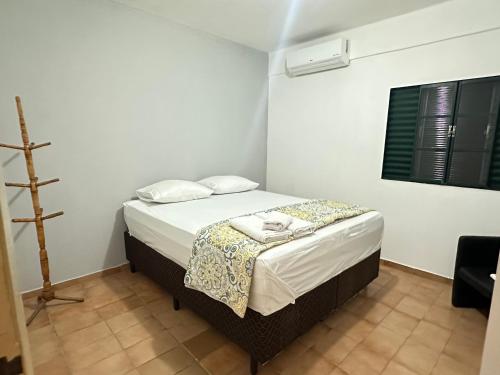 a small bedroom with a bed in a room at E Lindo Sobrado com 2 quartos em condomínio - Centro in Marília