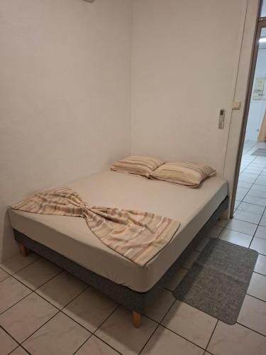 un letto con due cuscini sopra in una stanza di EL Templ' a Cayenne