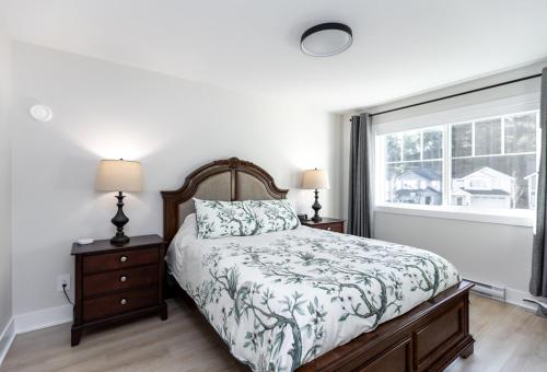 a bedroom with a bed and a window at Cozy Corner on Trumpeter in Colwood