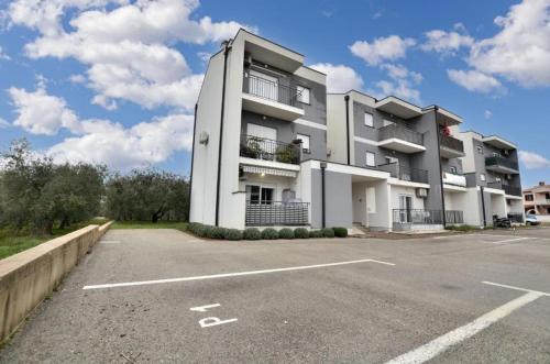 Apartments with parking space Fazana - 22974