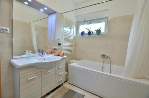 Apartments with parking space Fazana - 22974