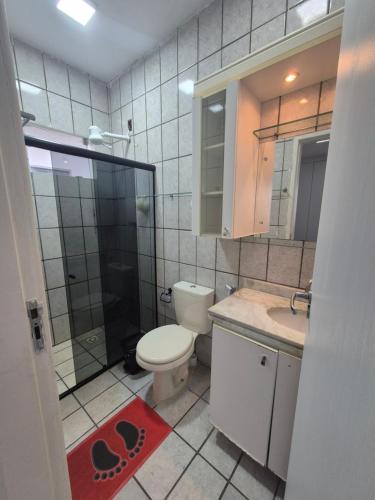 a bathroom with a toilet and a shower and a sink at Casa com piscina in Petrolina