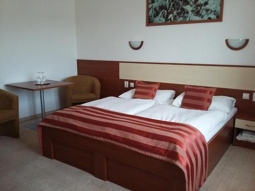 Postel nebo postele na pokoji v ubytování Hotel Auto Jas