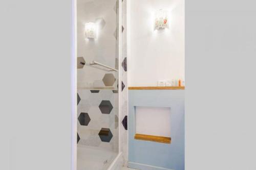 La salle de bains est pourvue d'une douche à l'italienne. dans l'établissement Loft 9 Rue Fermat, à Toulouse