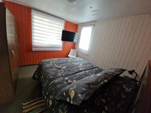 a bedroom with a bed and a window at Cabaña Los Notros in Colonia Alerce