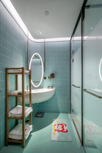 a bathroom with a sink and a mirror at Lebanshan Hotel Chongqing Yongle in Chongqing