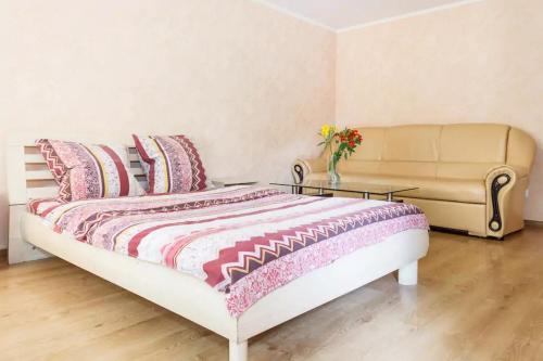 ザポリージャにあるApartment in Zaporozhye. Anticaのベッドルーム(ベッド1台、ソファ付)