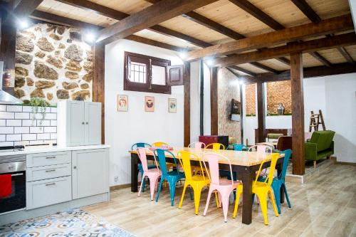 a kitchen and dining room with a table and chairs at Casa Dana, Losar de la Vera in Losar de la Vera