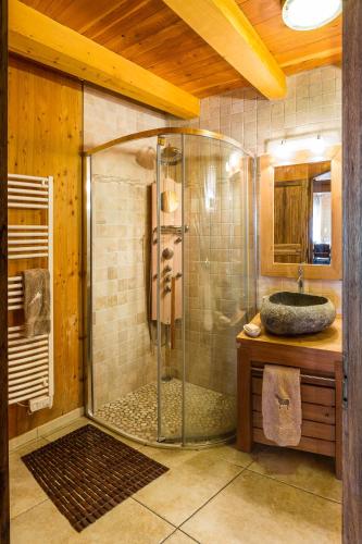 une salle de bain avec douche et lavabo dans l'établissement Chalets Shangrila, à Saint-Michel-de-Chaillol