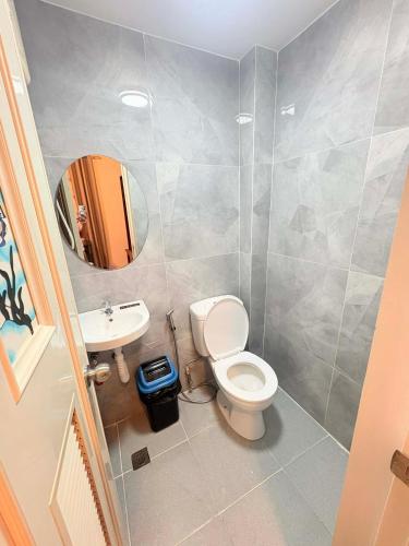 a bathroom with a toilet and a sink at Guest hotel Palestina Pili in Pili