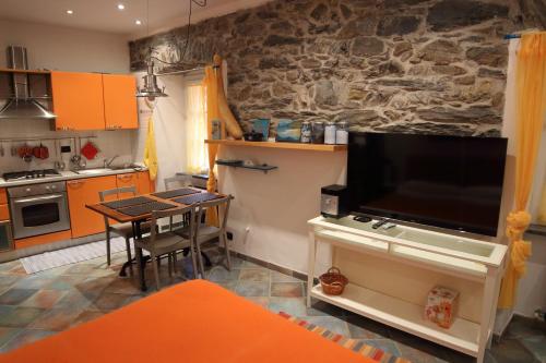 een keuken met een grote flatscreen-tv aan de muur bij La Casina della Tagià in Manarola