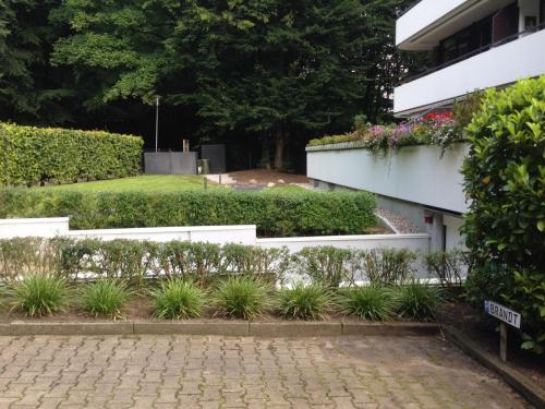 a garden in front of a building with plants at Ferienwohnung Seepferdchen in Timmendorfer Strand