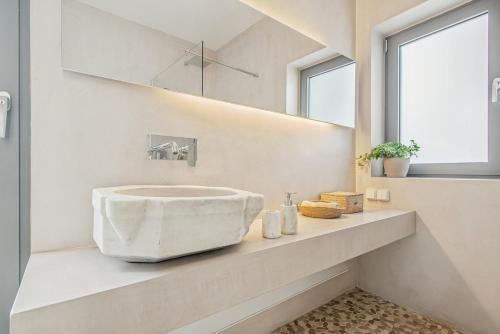 Gambar di galeri bagi Living Beyond Design di Athens