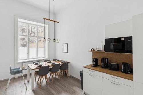 Zentrales Altbau Apartment beim Bahnhof - 6 Gäste